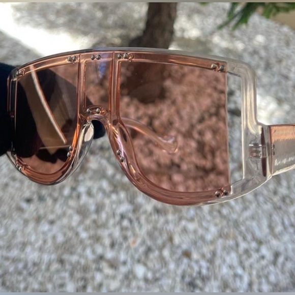 Women’s Oversized Sheild Sunglasses - Picture 4 of 5